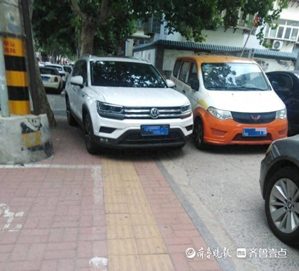十大炒股配资平台 情报站|济南北小辛庄西街人行道被违停车辆堵住，市民通行不便